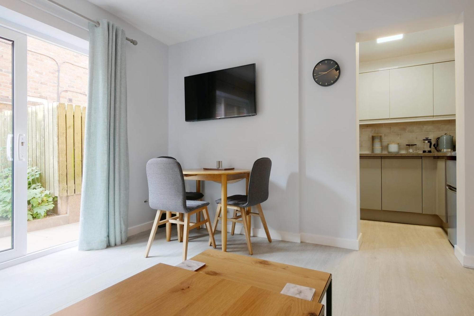 Апартаменты Crewe Short Lets 1 Victoria Court, Кру Экстерьер фото